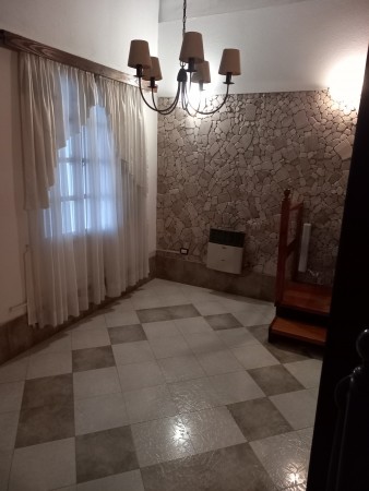 HERMOSA CASA EN VENTA 3DORM. BARRIO SANTA CLARA DE ASIS