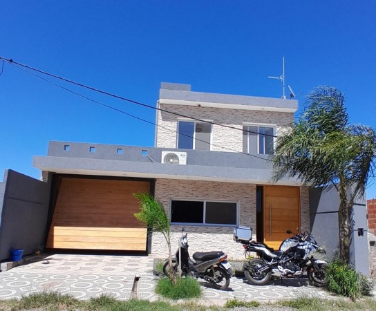 CASA EN VENTA EN BARRIO CON SEGURIDAD, VILLA ESQUIU. OPORTUNIDAD!!!!!!