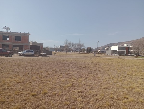 LOTE DE 800 M2 EN VENTA CARLOS PAZ GOLF EXCELENTE ENTORNO!!!!