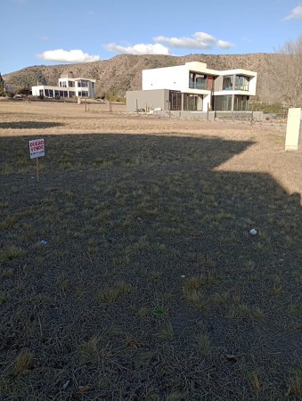 LOTE DE 800 M2 EN VENTA CARLOS PAZ GOLF EXCELENTE ENTORNO!!!!