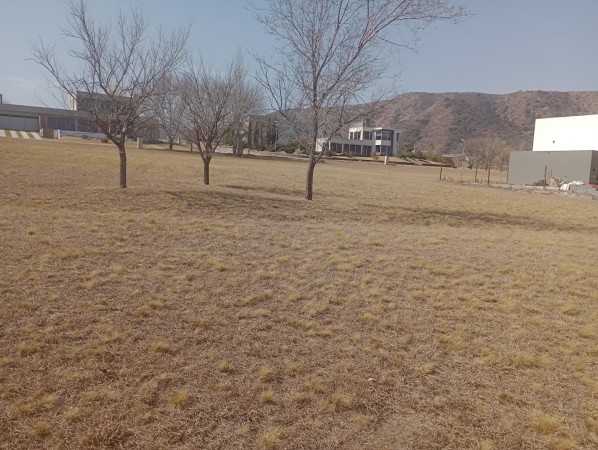 LOTE DE 800 M2 EN VENTA CARLOS PAZ GOLF EXCELENTE ENTORNO!!!!