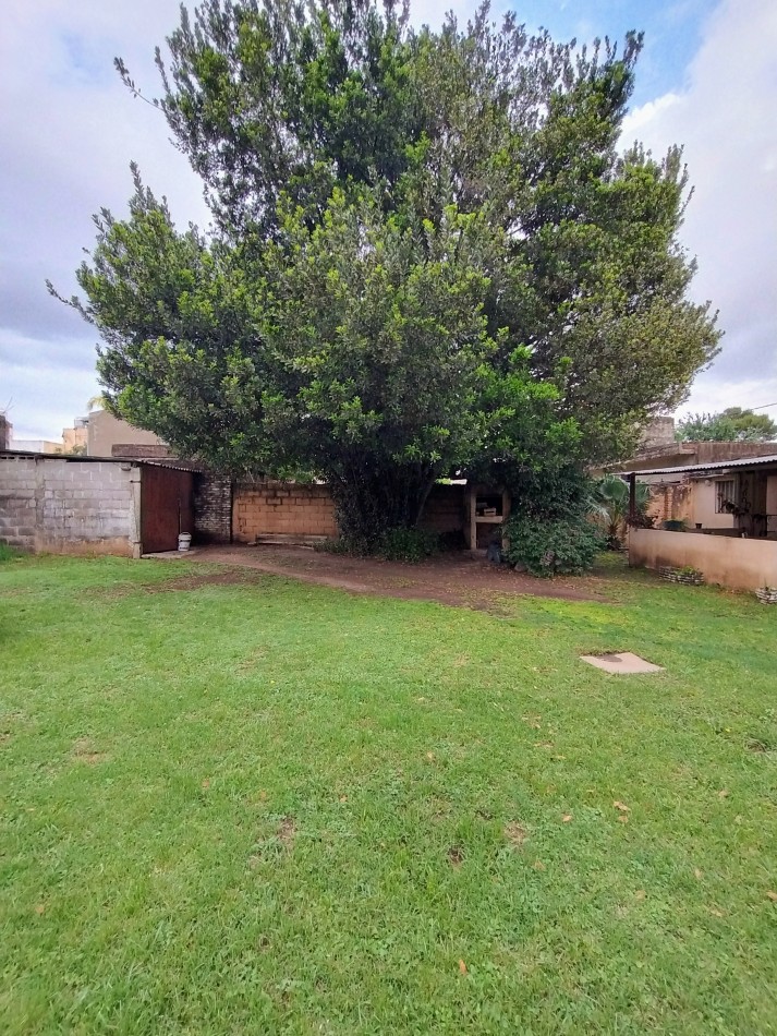 CASA A LA VENTA CON GRAN TERRENO EN B° ARGUELLO, EXCELENTE OPORTUNIDAD!!!