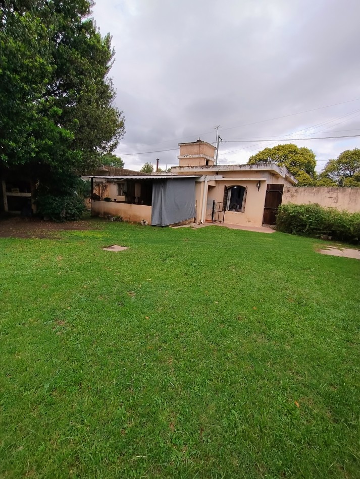 CASA A LA VENTA CON GRAN TERRENO EN B° ARGUELLO, EXCELENTE OPORTUNIDAD!!!