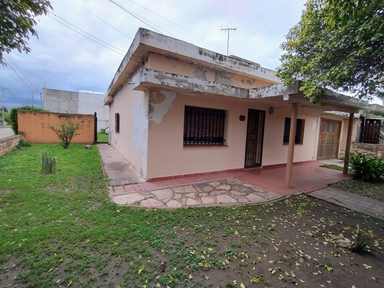 CASA A LA VENTA CON GRAN TERRENO EN B° ARGUELLO, EXCELENTE OPORTUNIDAD!!!