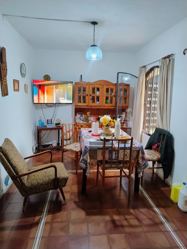 CASA A LA VENTA CON GRAN TERRENO EN B° ARGUELLO, EXCELENTE OPORTUNIDAD!!!