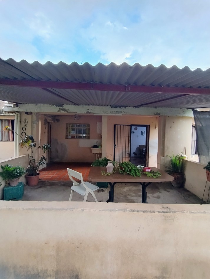 CASA A LA VENTA CON GRAN TERRENO EN B° ARGUELLO, EXCELENTE OPORTUNIDAD!!!