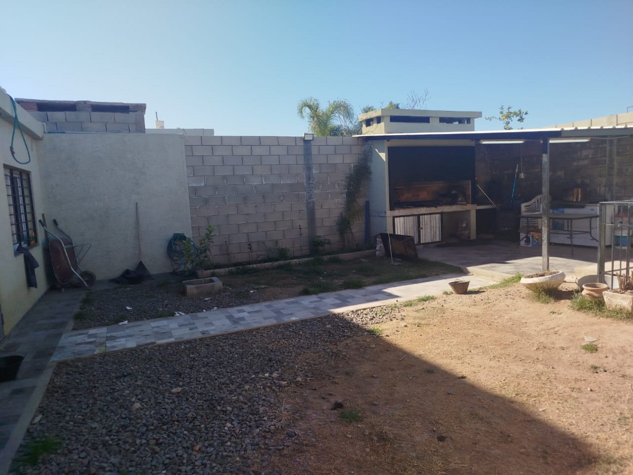 CASA EN VENTA 3DORM BARRIO CON SEGURIDAD VILLA ESQUIU!!!