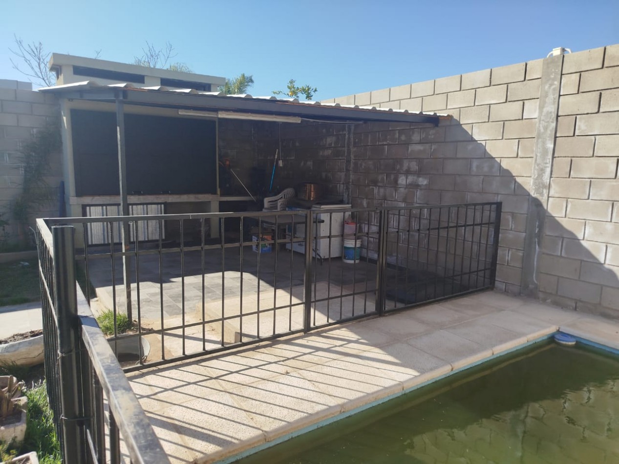 CASA EN VENTA 3DORM BARRIO CON SEGURIDAD VILLA ESQUIU!!!