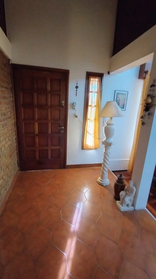 HERMOSA CASA A LA VENTA 4 DORM. C/PILETA B°AYACUCHO