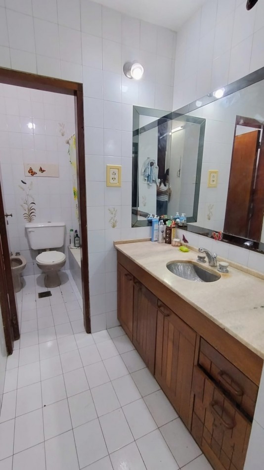 HERMOSA CASA A LA VENTA 4 DORM. C/PILETA B°AYACUCHO