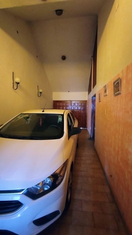 HERMOSA CASA A LA VENTA 4 DORM. C/PILETA B°AYACUCHO