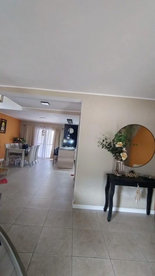 VENDO CASA 3 DORM C/PILETA EN B°CON SEGURIDAD VILLA ESQUIU!!!!!