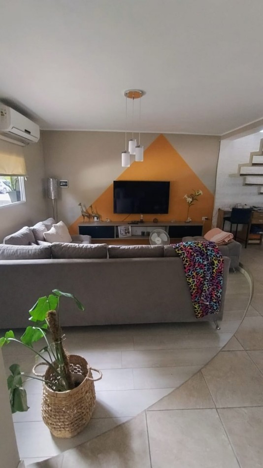 VENDO CASA 3 DORM C/PILETA EN B°CON SEGURIDAD VILLA ESQUIU!!!!!