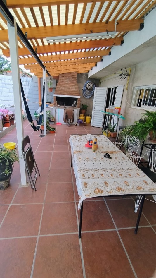 VENDO CASA 3 DORM C/PILETA EN B°CON SEGURIDAD VILLA ESQUIU!!!!!