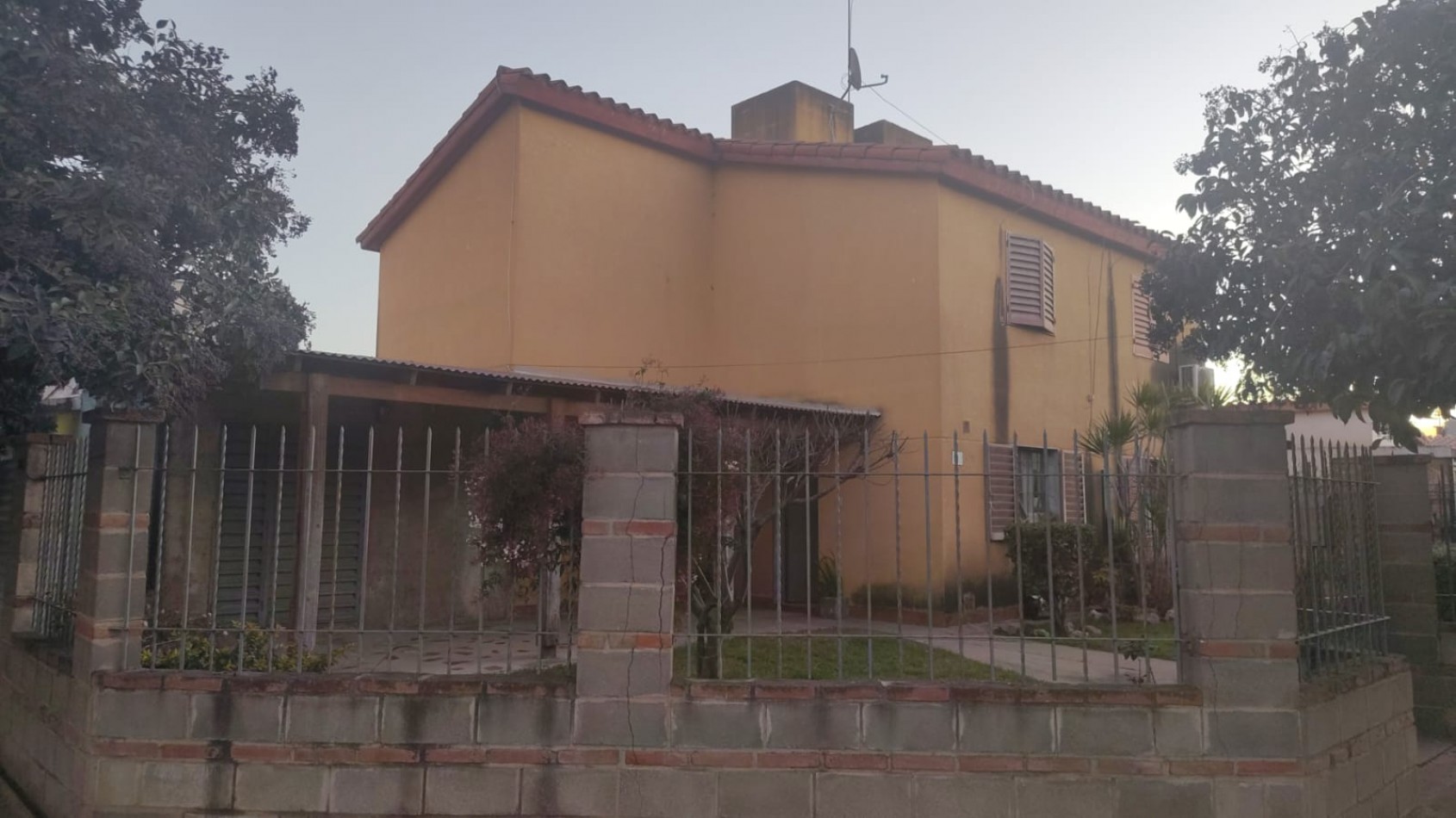CASA EN VENTA + DPTO CON RENTA EN B° AMPL. 1 DE MAYO!!!!!