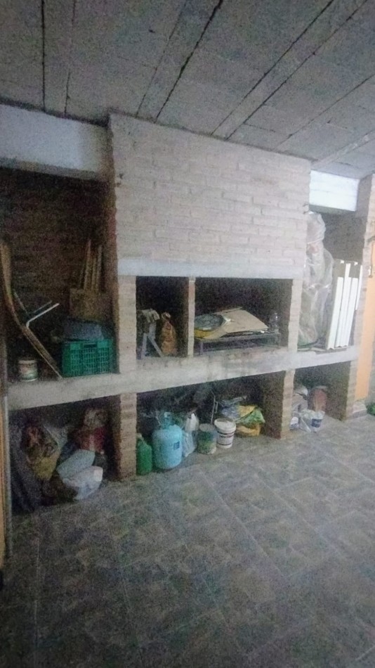 CASA EN VENTA + DPTO CON RENTA EN B° AMPL. 1 DE MAYO!!!!!
