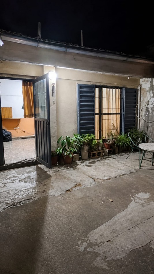 CASA EN VENTA + DPTO CON RENTA EN B° AMPL. 1 DE MAYO!!!!!