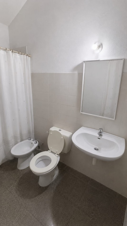 CASA EN VENTA + DPTO CON RENTA EN B° AMPL. 1 DE MAYO!!!!!