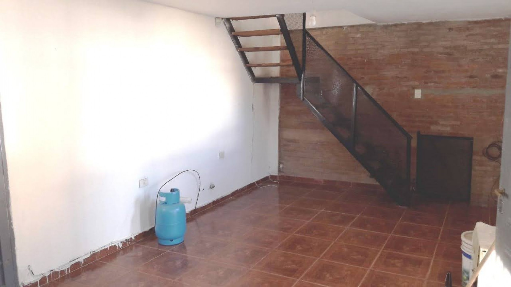 CASA EN VENTA + DPTO CON RENTA EN B° AMPL. 1 DE MAYO!!!!!